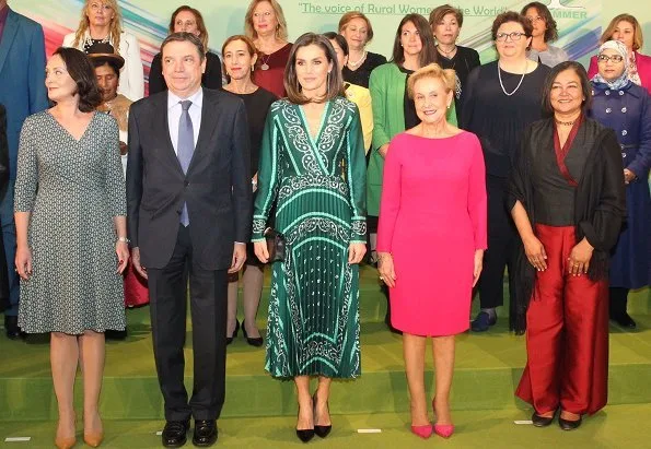 Queen Letizia wore Sandro long dress with scarf prints, and Prada toe Pump, and green earrings, and carried Nina Ricci Arc clutch.