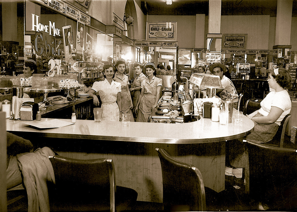 38 Amazing Photos Capture Women in Bars From Between the 1930s and