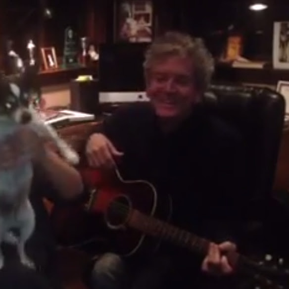Video : ロキのトムさんと、カントリー歌手のロドニー・クローウェルと、ロドニーの愛犬のモノちゃんからのクリスマスのハッピー・メッセージを受けとってください ! !