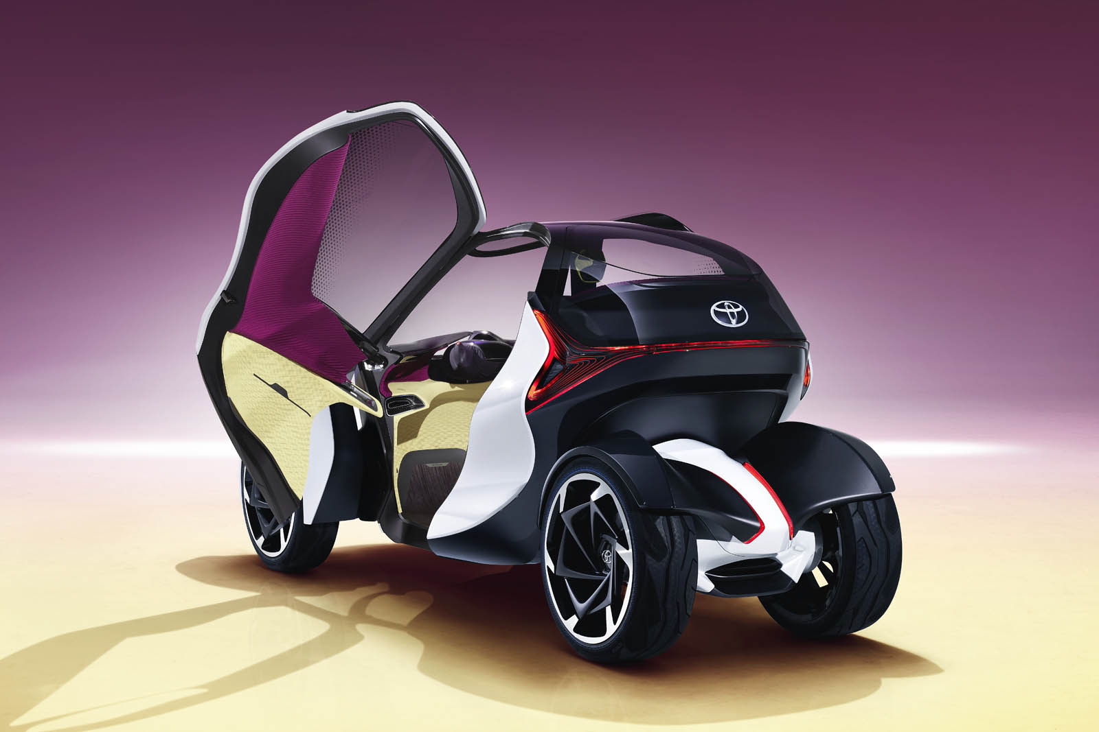 2017_Toyota_Concept_i-Tril_Static_06+cop