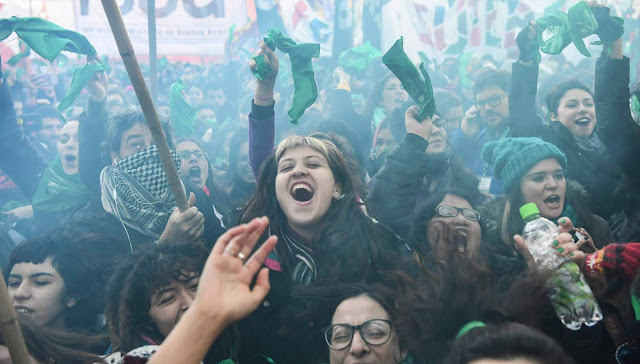 Argentina aprueba la legalización del aborto; mujeres celebran 