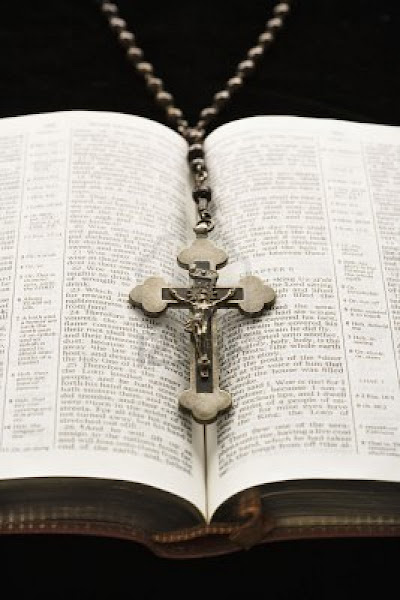 Crucifijo y Biblia
