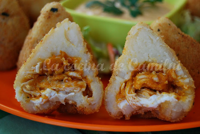Coxinhas de pollo con salsa picante de queso (La cocina de Camilni) Coxinhas de pollo con salsa picante de queso (La cocina de Camilni)