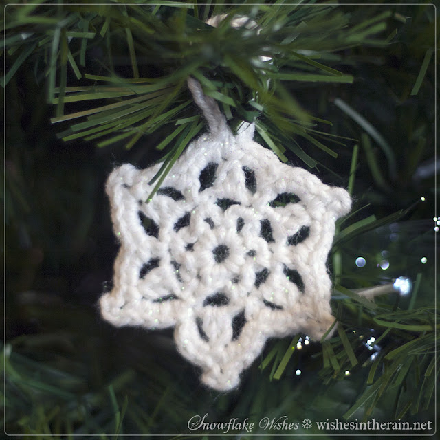 crochet snowflake christmas decoration with loop - www.wishesintherain.net