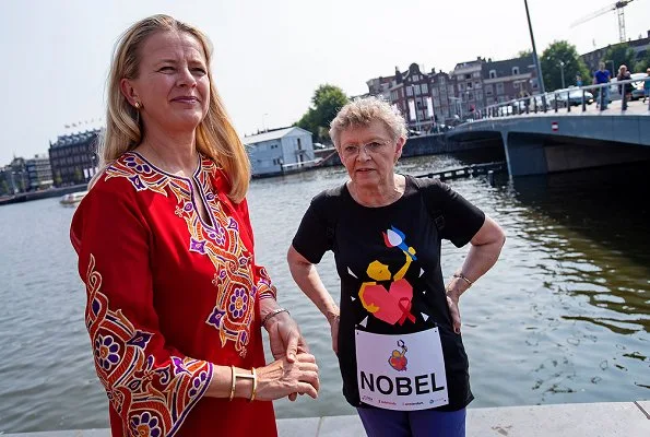 Princess Mabel met with Kenya's First Lady, Margaret Gakuo Kenyatta. She attended the Torchlight Procession held at Amsterdam AIDS Monument