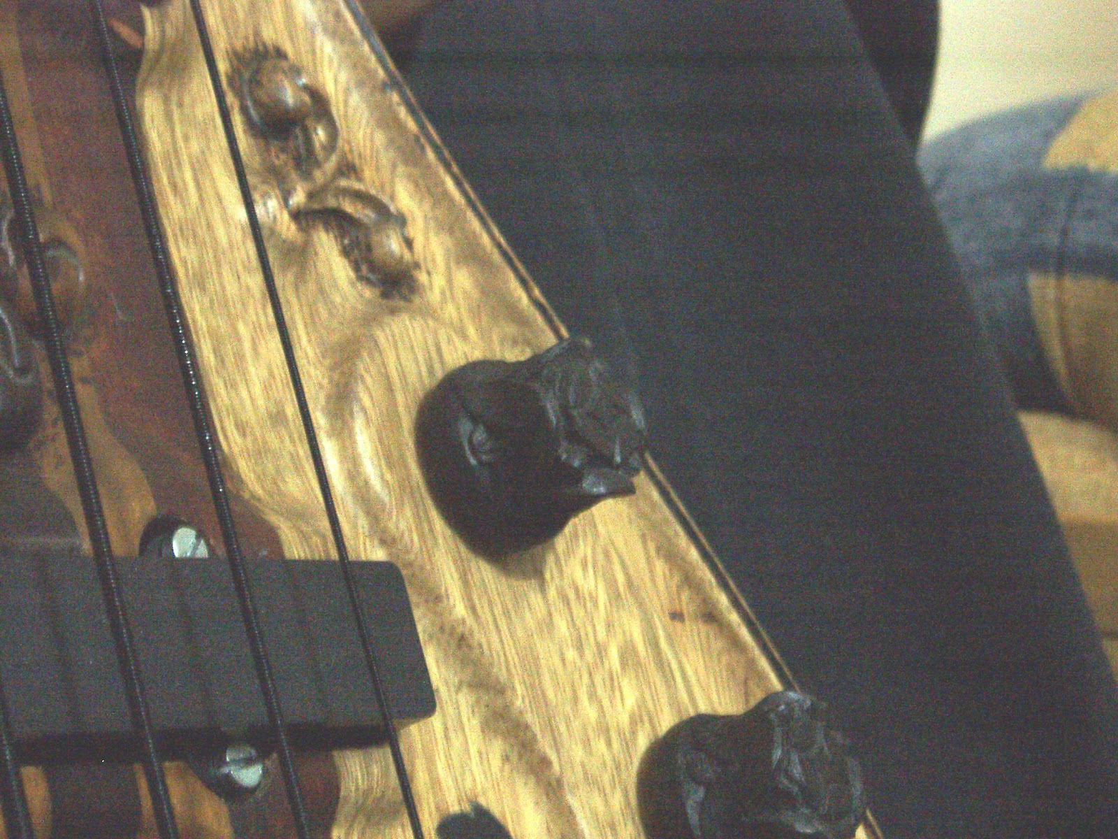 Arte en Madera.: Bajo electrico de 4 cuerdas, Tallado a mano.