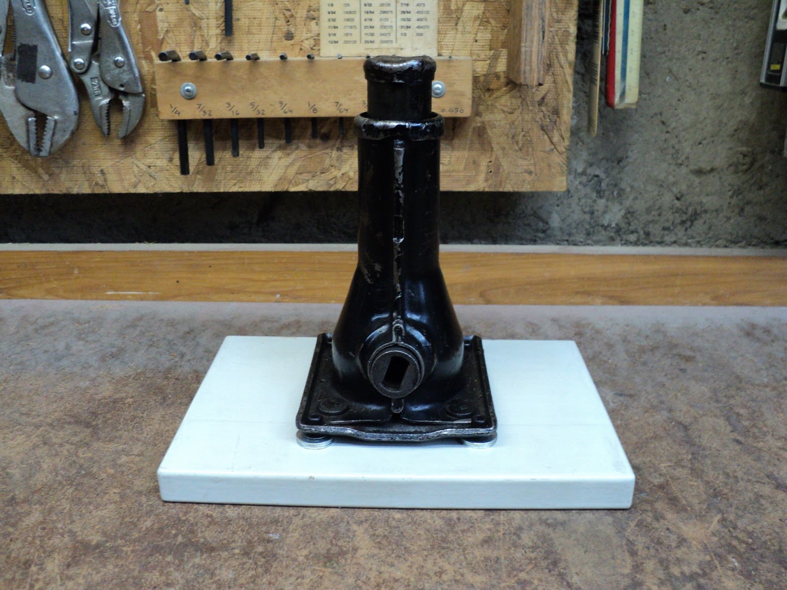 Rouge River A Screw Bottle Jack With An Oversize Base