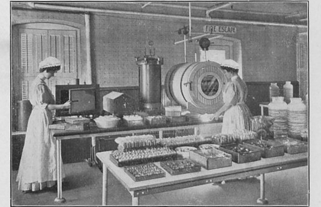 enfermeras en la sala de esterilización, 1917