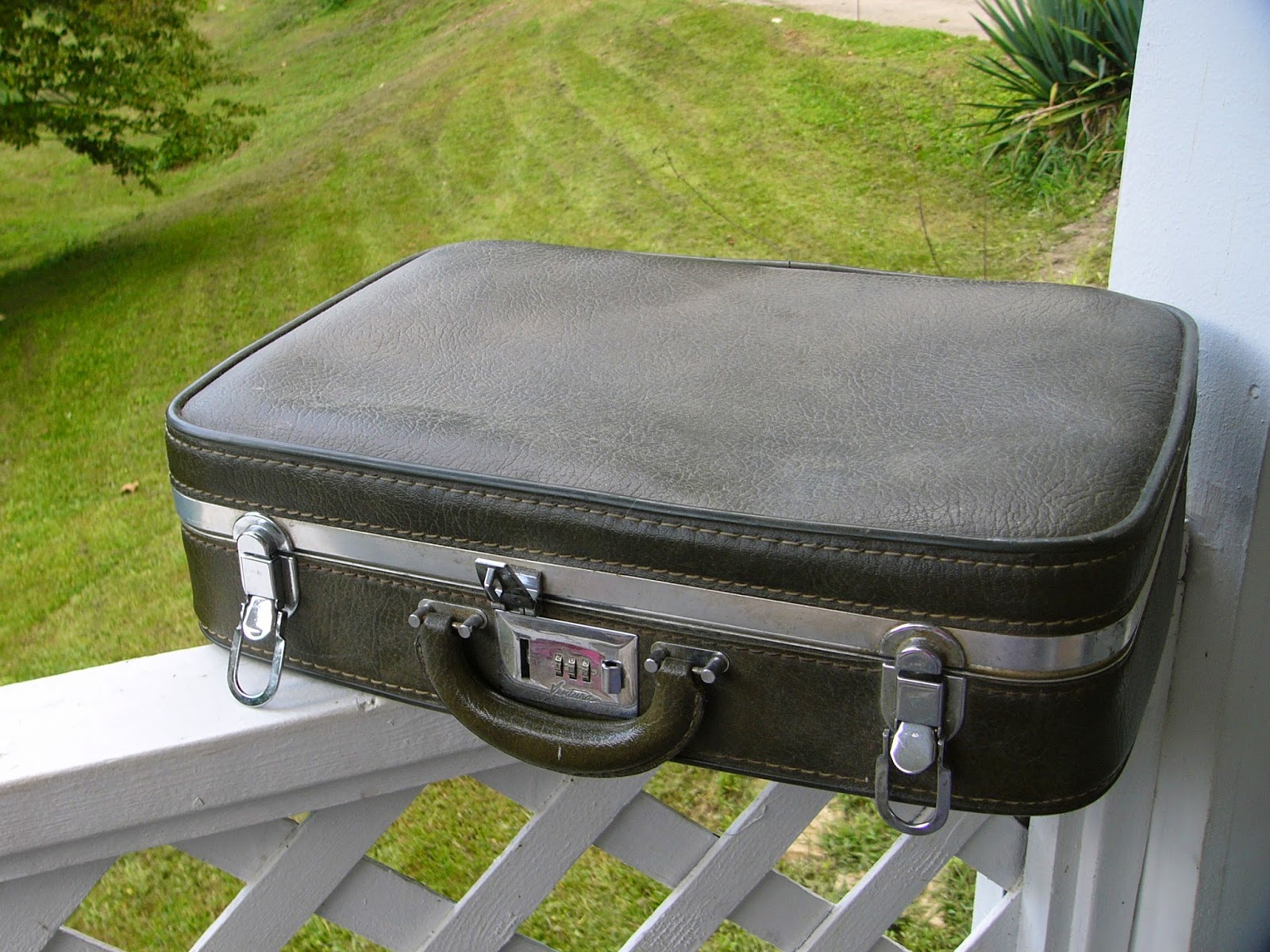 That Blonde Girl Easy SUITCASE Display for Homes or Craft Shows