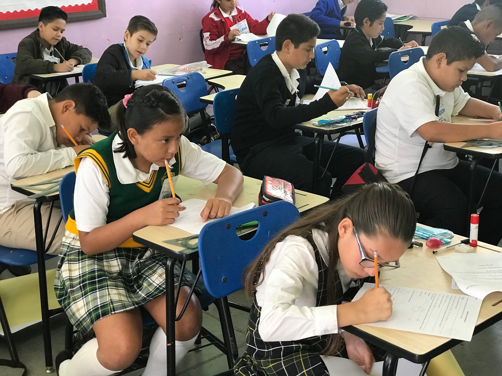 Alumnos Del Primer Grado Al Sexto Grado De Primaria