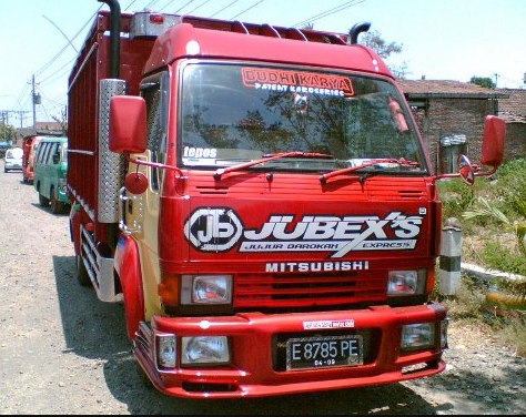 Foto Modifikasi Truk Canter-merah silver