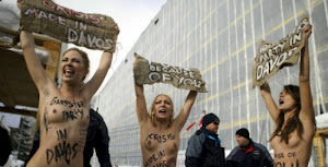 Ucranianas de Femen protestan en Davos contra la pobreza.