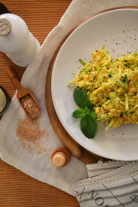 uova strapazzate con zucchine, crusca, menta e olio limone