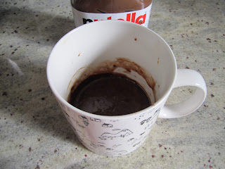 Mug géant contenant la pâte du mug cake à la pâte à tartiner avant cuisson