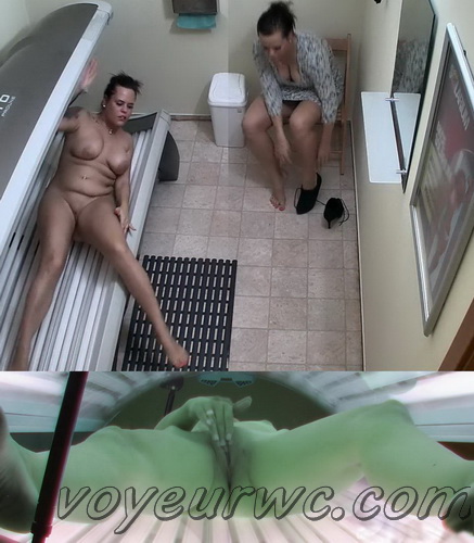 Sexy Girl Masturbates In The Tanning Bed