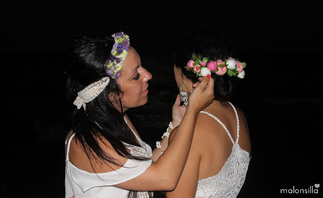 Novia e invitada con look blanco para boda ibicenca en la playa y sus tocados
