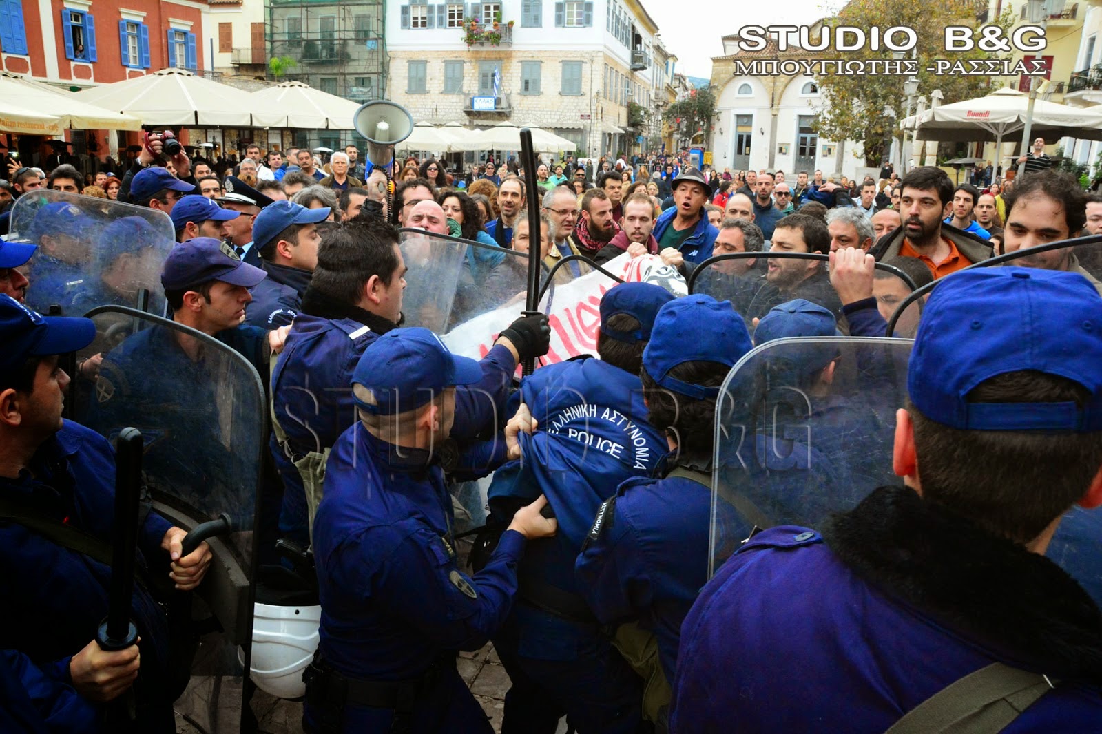 (ΕΛΛΑΔΑ)Αποδοκιμασίες για τον Αντώνη Σαμαρά στο Ναύπλιο Συγκρούσεις διαδηλωτών και αστυνομικών (βίντεο)
