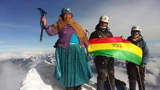 Cholita paceña subió al Huayna Potosí, a 6.088 metros de altura