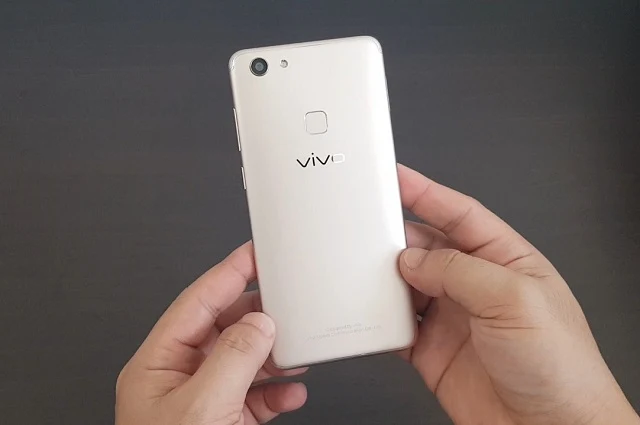 vivo V7 Unboxing, Initial Set-up, First Impressions