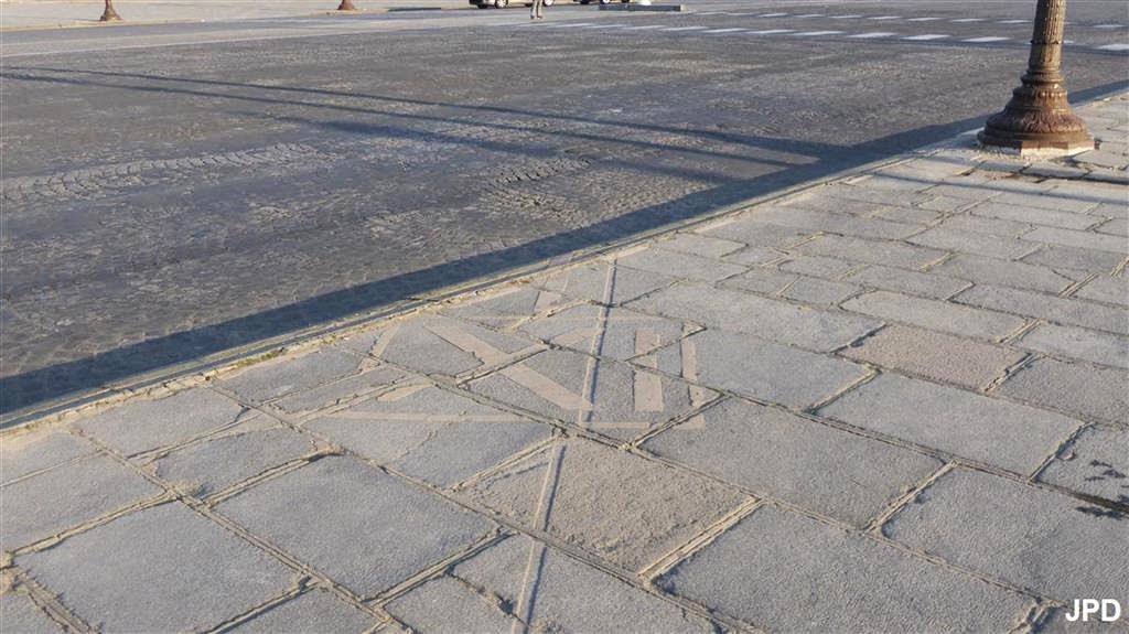 Paris-bise-art : Cadran solaire géant et plaques diverses place de la