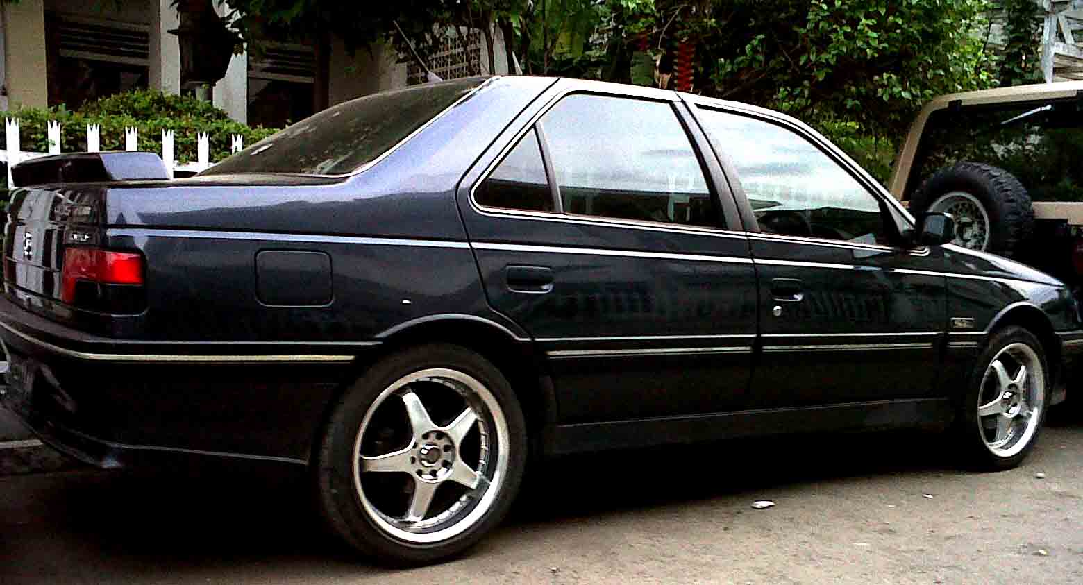 World Automotive Center: Peugeot 405 - Supermini constructed and vast