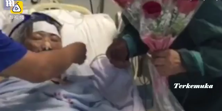 Kisah Haru Seorang Pria Berumur 81 Tahun Bangunkan Istrinya Yang Sedang Koma