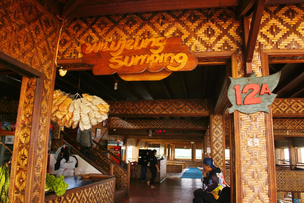 Makan Lesehan Dan Lalapan Di Rm Sangkan Hurip 2 Punclut