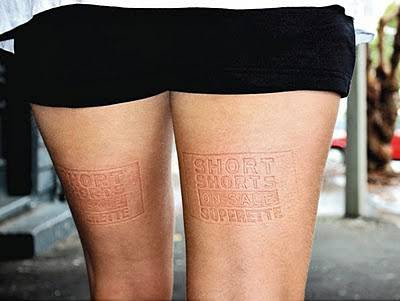 Publicidad en piernas de mujeres - Ejemplo de marketing de guerrilla