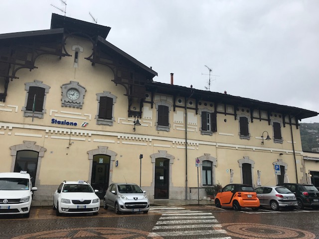 イタリア・ストレーザの駅の概観　駅前に駐車しているのは小型の車ばかり