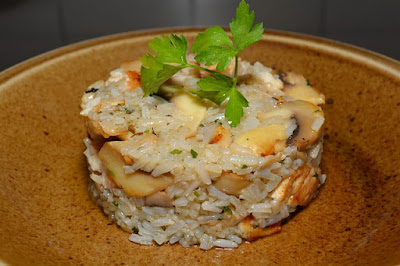 Torre de arroz con verduras y gambas