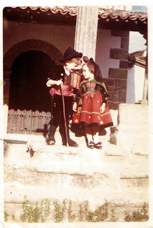 Niños de Choricero y Candelaria en el crucero de la Ermita de Candelario Salamanca