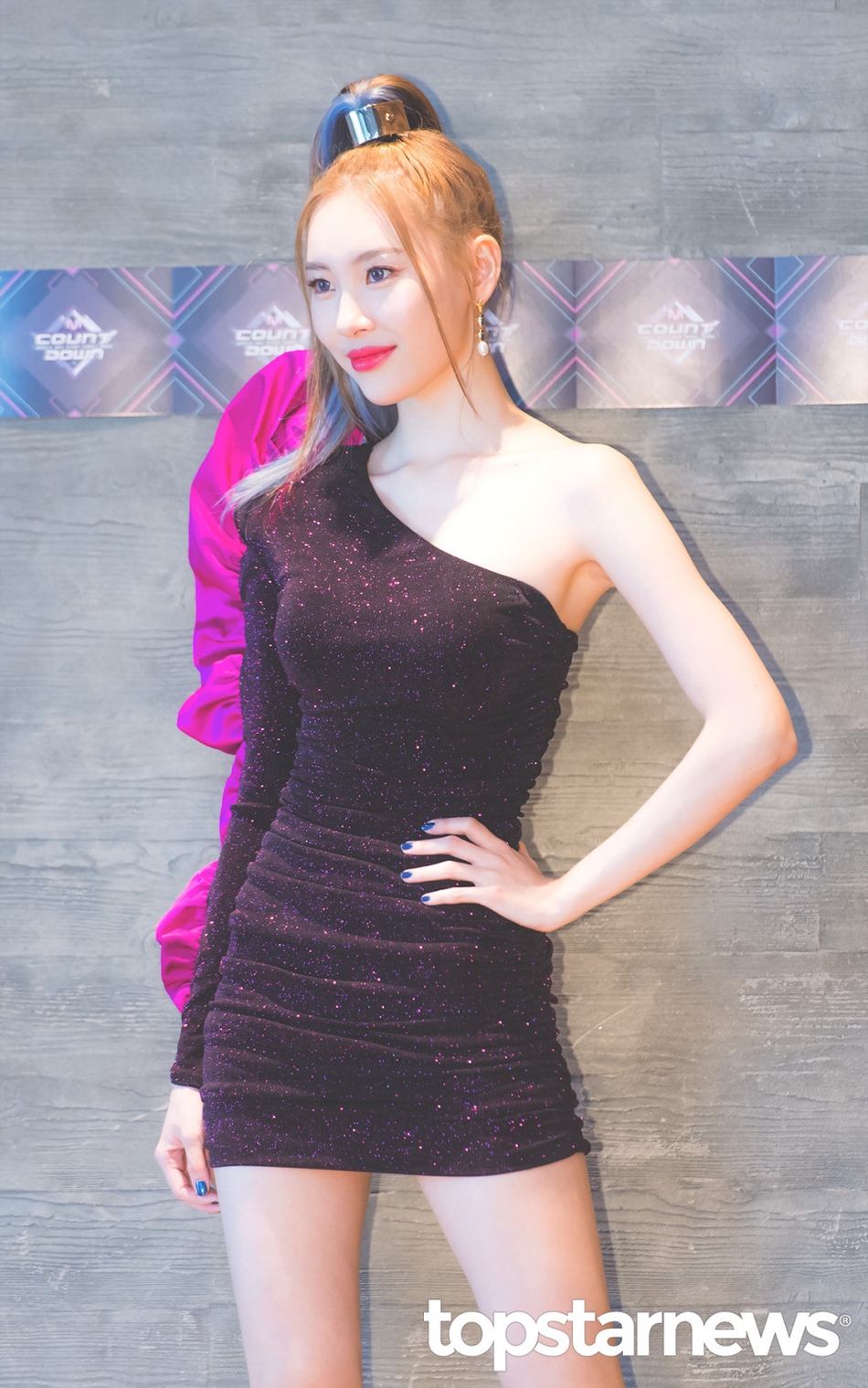 Kpop Idol Stuns with Tight Dress!! - KPop News