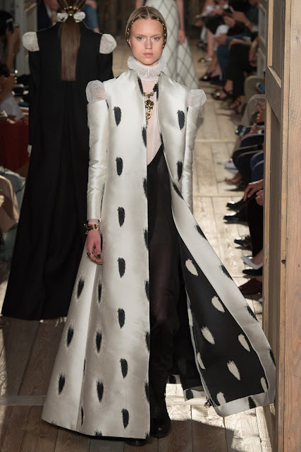 Valentino Fall 2016 Couture Fashion Show: Shakespeare Inspired