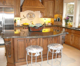 COCINAS Y BAÑOS: REPOSTEROS ENCIMERAS PISOS DUCHAS: COCINA CON ISLA DE