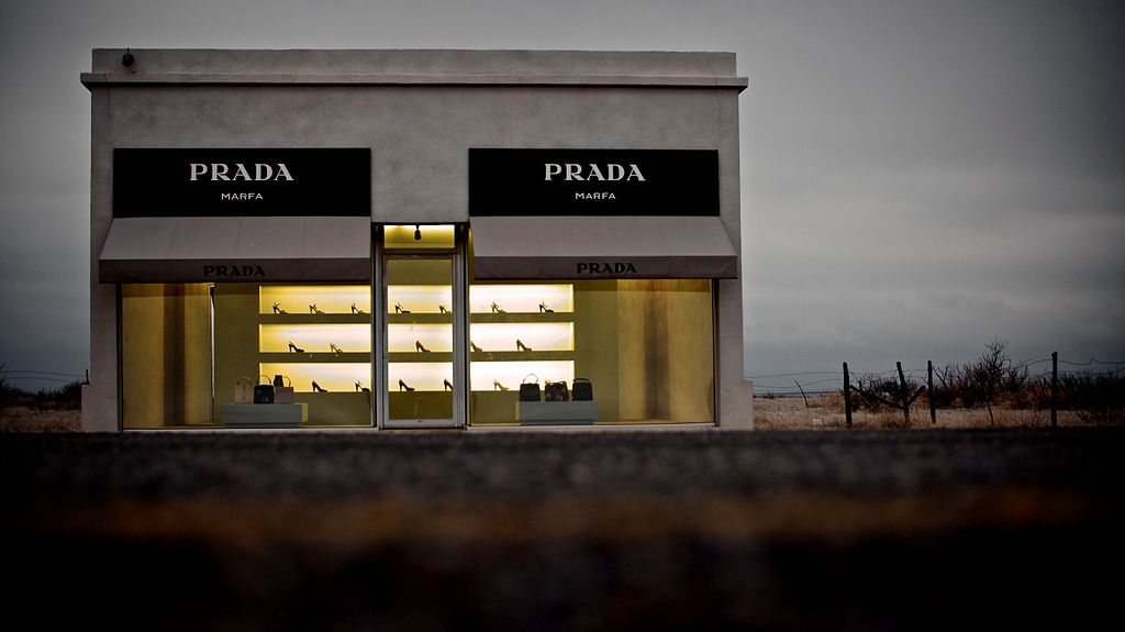 Mondobelo Blog: Una tienda de Prada que es una escultura