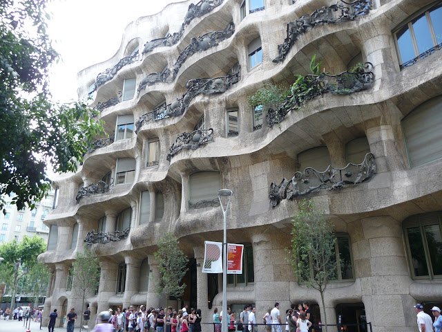 Дом Мила (Casa Mila) по проекту Антонио Гауди в Барселоне