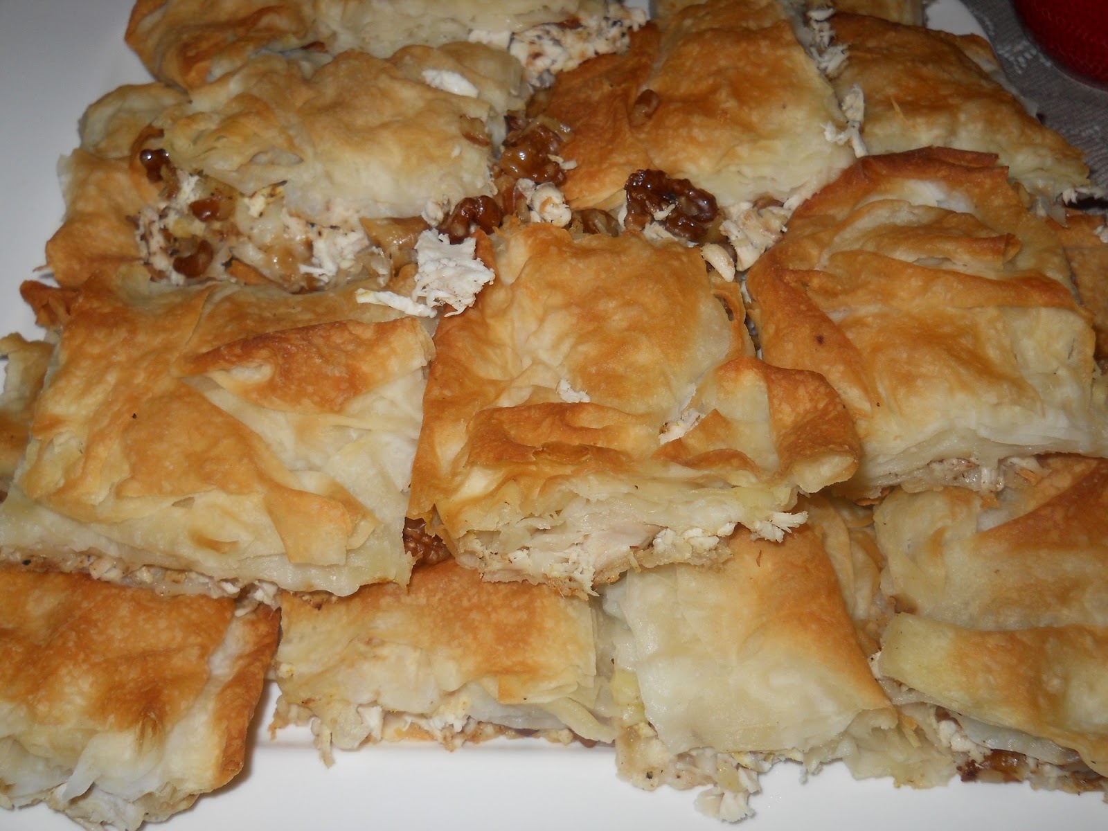 ANNEMİNELİ TAVUKLU CEVİZLİ TEPSİ BÖREGİ