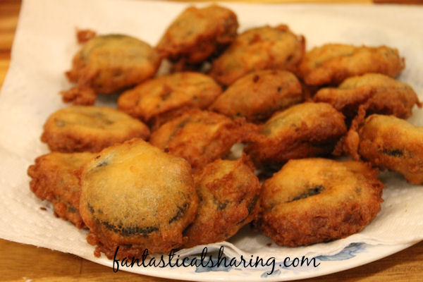 Fried Oreos // A fair food favorite made at home - any time you want! #recipe #dessert #Oreos #friedfood #fairfood
