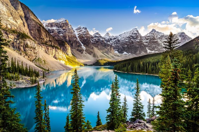 alt="moraine lake,Canada,travelling,beautiful lake,amazing lake,travel to moraine lake,lake travel guide"