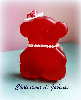 Jabón-osa-coqueta-tipo-Tous-en rojo-Chaladura-de-jabones