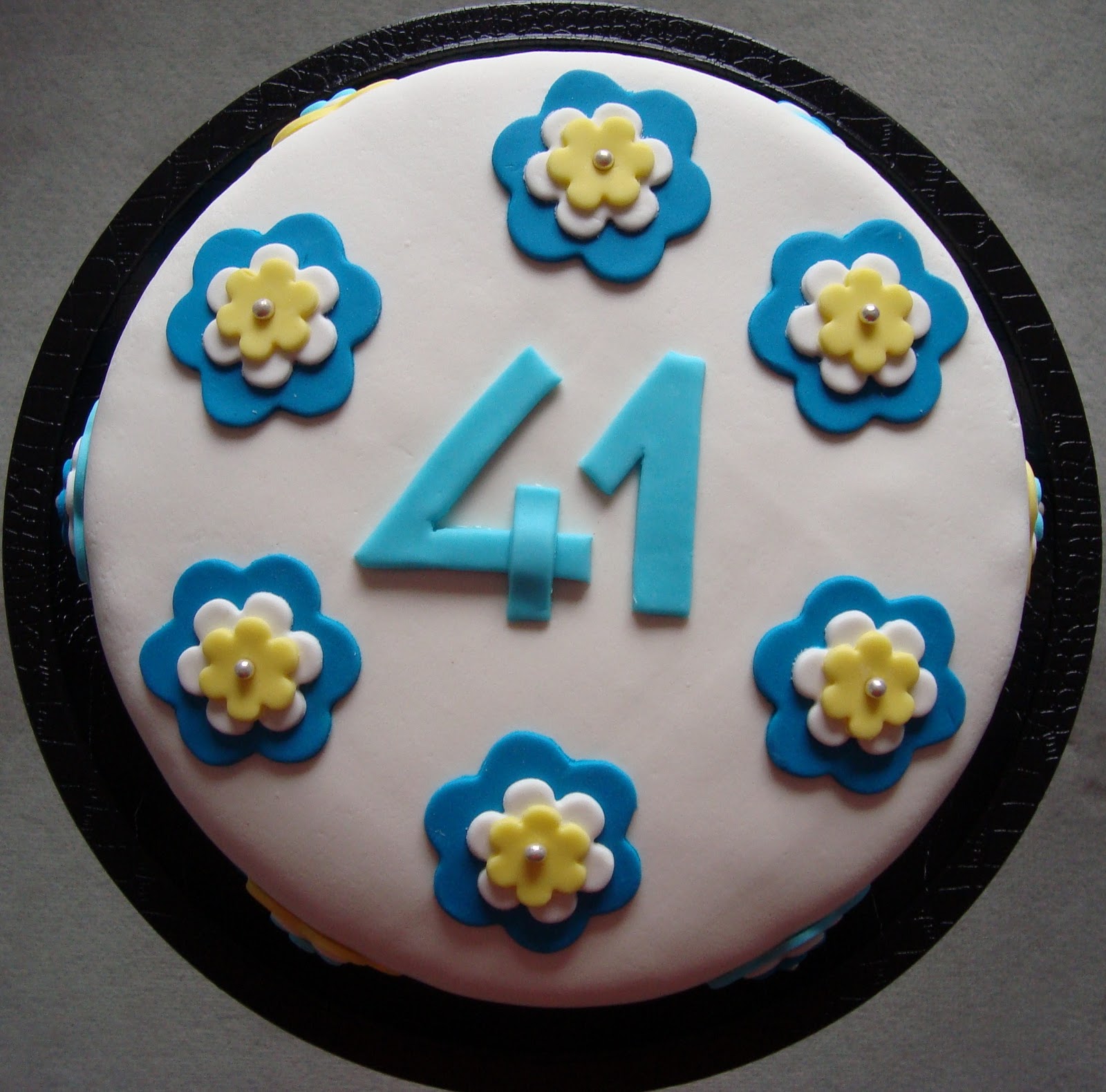 Женщине 41 лет поздравление. Торт цифра 41. Торты на день рождения 41 год. С 41 летием женщине торт. Цифры торт на день рождения юбилей.