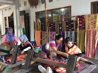 sukarara hand weaving village sukarara hand weaving village