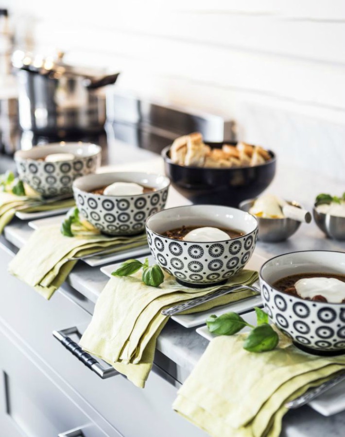 Una cabaña con contrastes en los bosques suecos