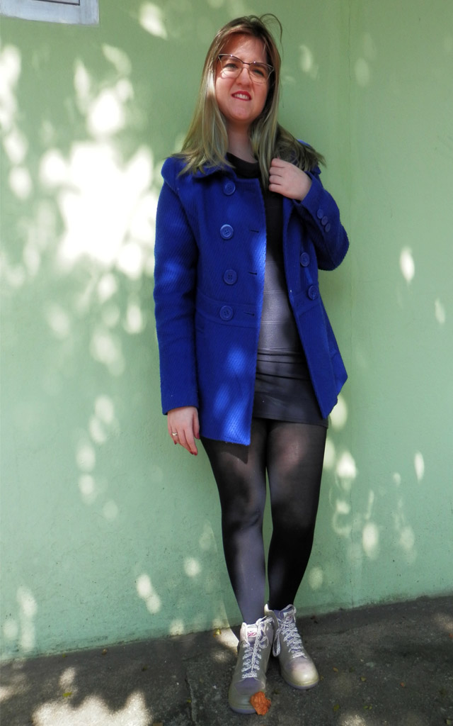 look vestido justo e tenis