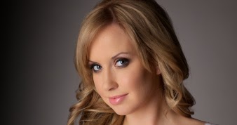 Crapaud Fille: American-Sized Boobs