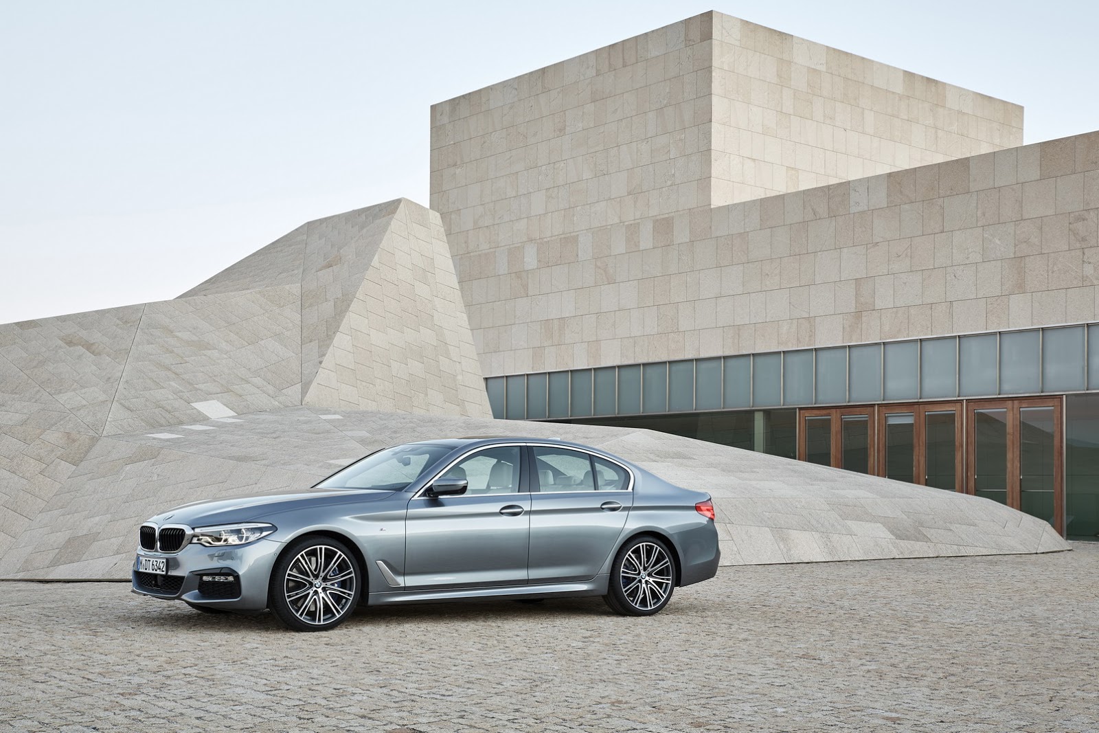 2017-BMW-5-Series-23.jpg