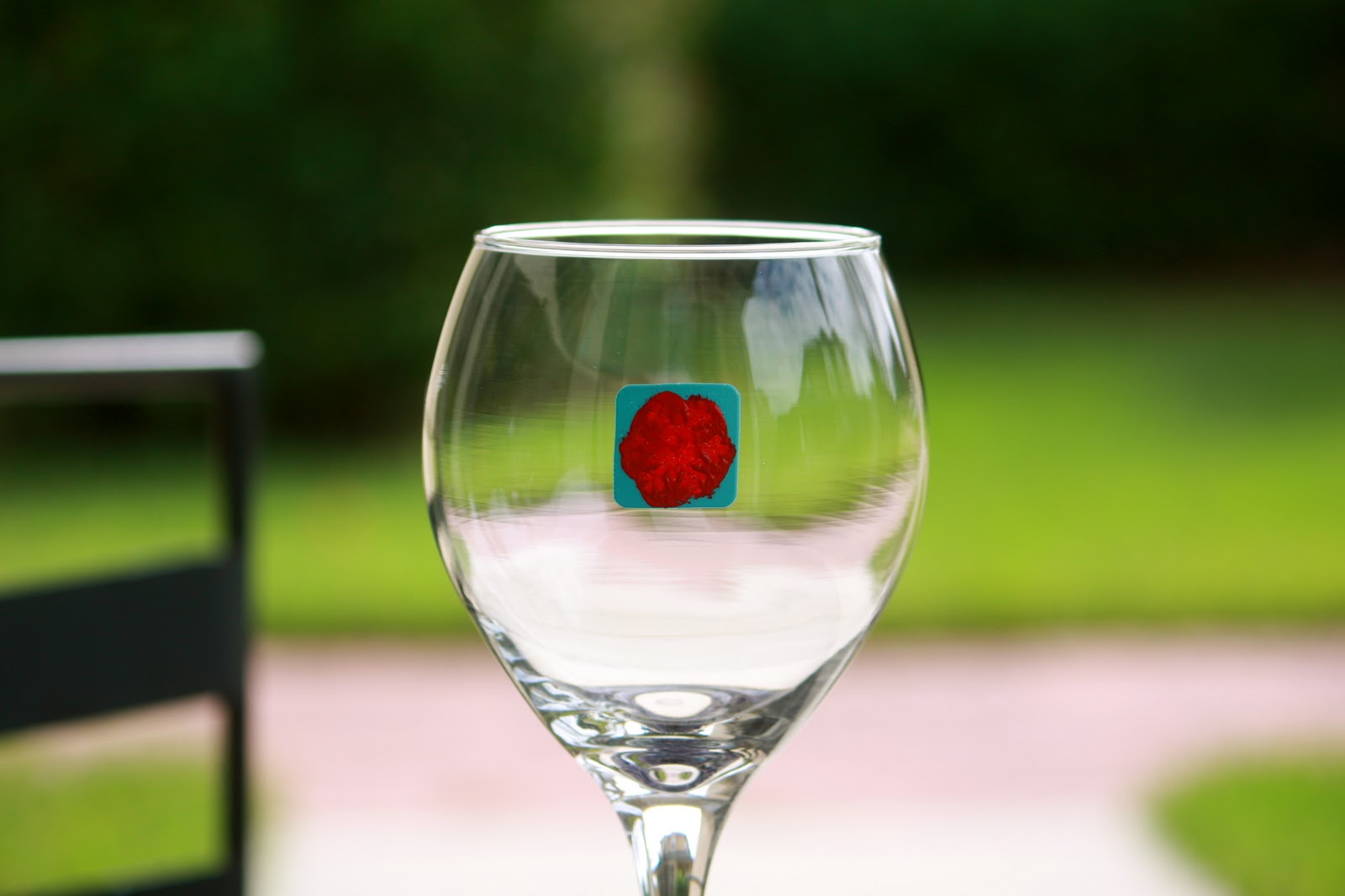 desperate-craftwives-stenciled-christmas-wine-glasses