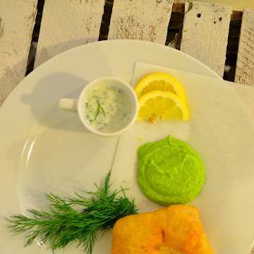 Dorsz w cieście piwnym, z groszkowym puree i miętą, Fish & Chips - Czytaj więcej »