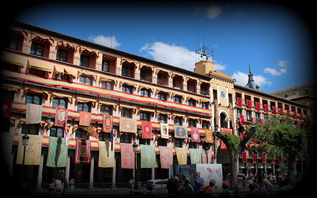 Patios-de-Toledo-Corpus-Cristi Plaza de Zocodover en el Corpus, Toledo adornado con tapices y banderas para el Corpus. Fiesta de Toledo. Los patios de Toledo abren al público por la festividad del Corpus