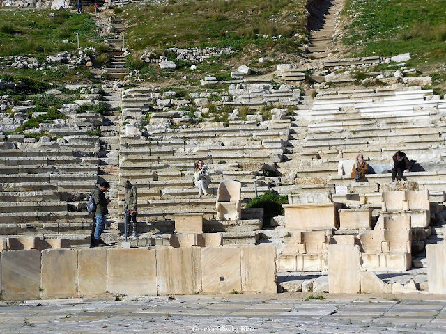 24 grudnia, Akropolis. 'Radosnych Świąt' z Partenonem w tle. rząd marmurowych zabytkowych siedzeń, foteli w Teatrze Dionizosa Akropol Ateny